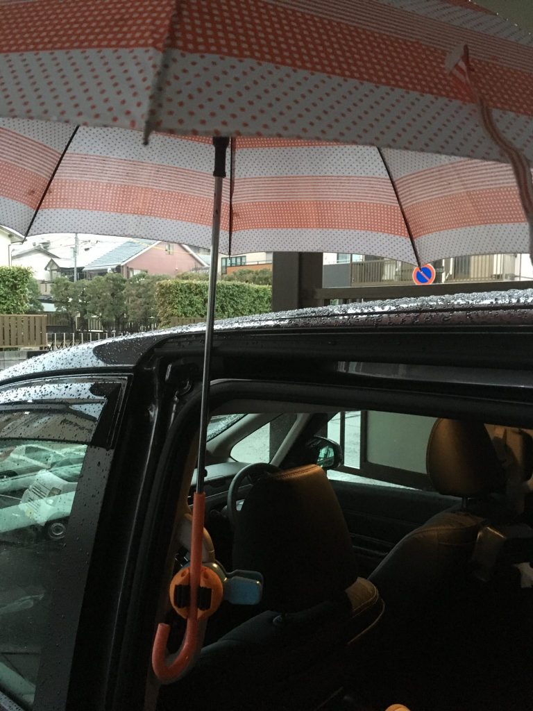 カサクリップを使って雨の日の車で子供の乗り降りが楽になりました だーちゃんの大冒険