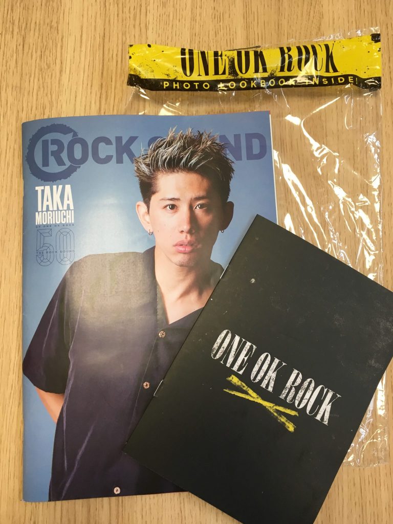 One Ok Rockのtakaが表紙の英国雑誌rock Soundの8月号の内容とは 日本のamazonで買うとメンバー全員のミニ写真集がつく だーちゃんの大冒険